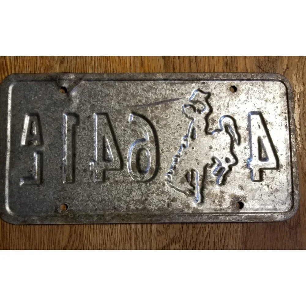 1979 Wyoming License Plate • Sweetwater County • Bucking Bronco
